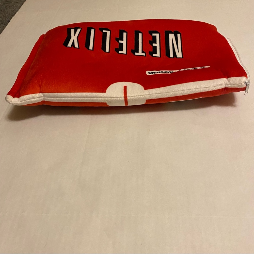 Official Netflix Movie Night Popcorn Blanket & Netflix Logo Pillow Cover Set - Picture 4 of 12
